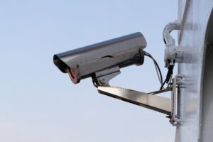 Bilden visar en övervakningkamera för utomhusbruk. Inspektionskameror och övervakningskameror WiFi, övervakningskameror analog och övervakningkameror IP finns nu enkelt att hitta online.